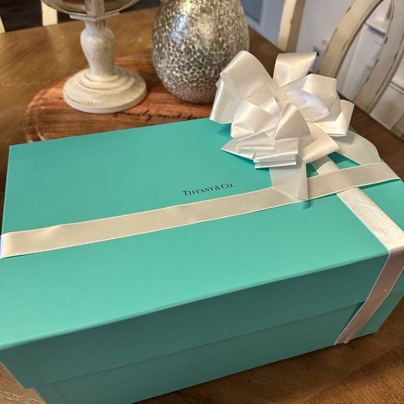 Tiffany & Co. Crystal champagne flutes with White Ribbon and Box - Picture 10 of 12